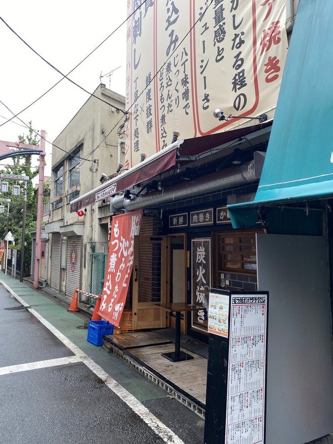 （串がしなるほどの重量感と書いてある赤羽の串焼き屋。ナイスなコピーですね）